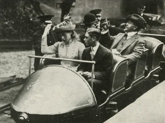 Hans Majestät och Prinsessan Mary på Alpine Railway, Earls Court Exhibition, 1913, 1937.