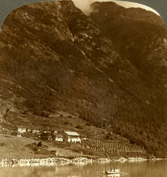 Hogrending gård, inbäddad vid fjällbasen, vid östkusten av sjön Loen, Norge, c1905.