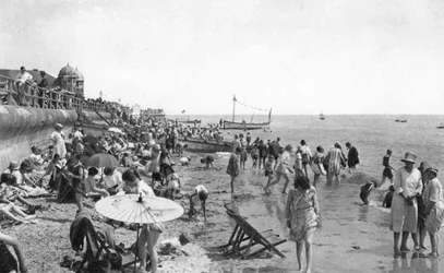 Semesterfirare på Bognor Regis strandpromenad, West Sussex, c1900-1920-talet
