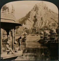Holy Tank of Alwar, omgiven av palats och helgedomar, en scen av överlägsen skönhet, Indien, 1907