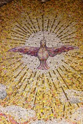 Helig ande symbol mosaik i Sacro Cuore di Gesu kyrka, Gallipoli, Italien