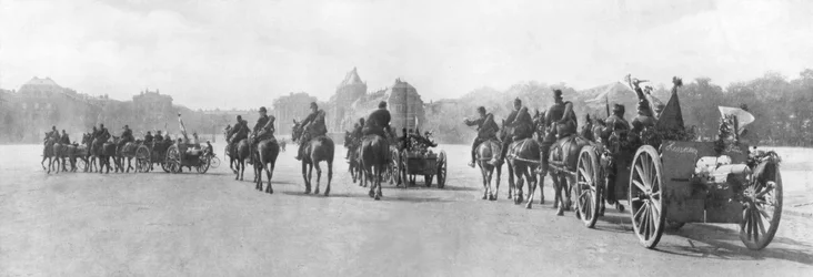 Hästdraget artilleri passerar slottet i Versailles, Frankrike, augusti 1914