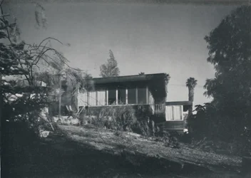 House at Los Angeles av Richard J Neutra. - Uteplats och utsikt över trädgården, 1942