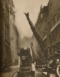 Hur Londons brandkår kommer till grepp med sin fiende, c1935.