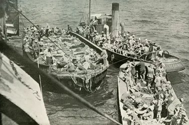 Hur de sårade fördes till sjukhusfartygen, 1919.