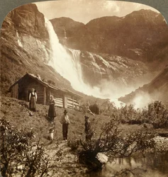 Ödmjukt bergshem vid foten av klipporna där Skiaeggedalsfallen hoppar 525 fot, Norrway, c1905.