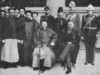 In Far Cathay - En intressant grupp i Hong Kong, tagen innan Li Hung åkte till Pekin, 1900