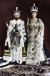 Våren 1910 dog kung Edward VII, i mars 1911 kröntes kung George V, 1911, 1945