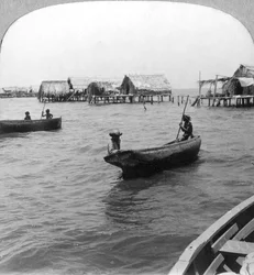 Indianer i timmerkanoter, Maracaibosjön, Venezuela, c1900-talet