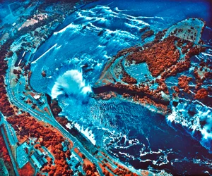 Infrarött fotografi av Niagarafallen taget från NASA Earth Survey 2 flygplan