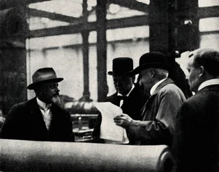 Inspekterar en vapenfabrik, c1917, 1945.
