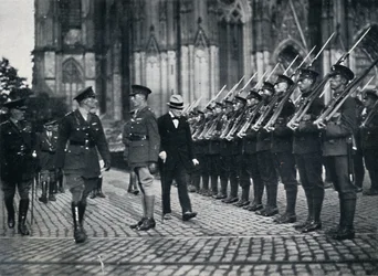 Inspektion av trupper vid foten av Kölnerdomen, 1919, 1945