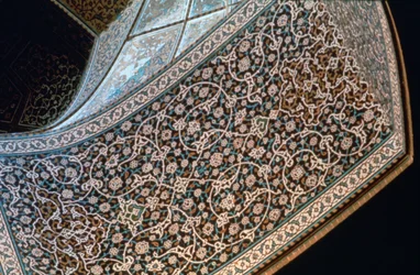 Interiör av en båge, moskén av Sheikh Lutfullah, Isfahan, Persien, c1615