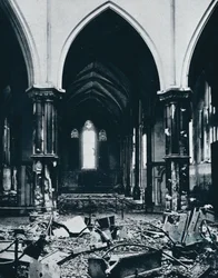 Tempelkyrkans interiör efter branden, 1941