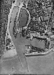 Invasionspråmar samlades i Boulognes hamn, Frankrike, 1940-1943.