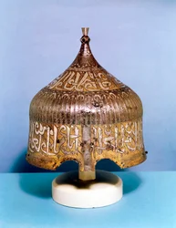 Järnhjälm med kalligrafisk silverdekoration, turkisk Mamluk, 1400-tal