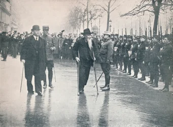 Italiensk veteran, general Ricciotti Garibaldi, vid en granskning av franska rekryter i Paris, c1914