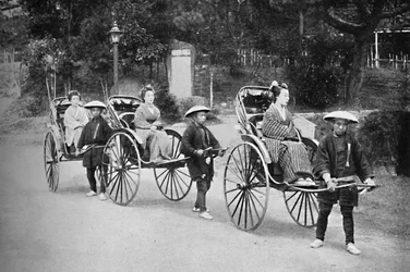 Japanska damer i rickshaws tecknade av coolies, 1902