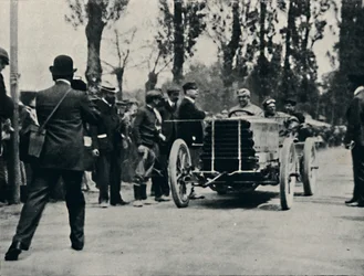 Jarrott anländer till Bordeaux i Race of Death, 1937