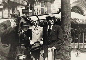 Jean Cocteau, Manuel Ortiz de Zárate, Henri-Pierre Roché, Marie Vassilieff, Max..., 1916.
