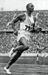 Jesse Owens i slutet av 100 m vid de olympiska spelen i Berlin 1936