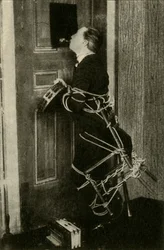 John Nevil Maskelyne utför en andekabinettillusion, c1910.