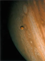 Jupiter och Io, en av dess månar, 1979