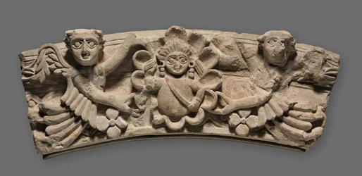 Keystone of an Arch: Female Bust in a Medallion Supported by Angels, 400-tal.