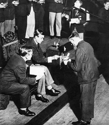 Kung Edward VIII som beskyddare av TOCH som tänder minneslampor, Westminster, 1936
