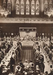 Kung Georg VI och drottning Elizabeth deltar i en lunch för att fira kröningen, 1937