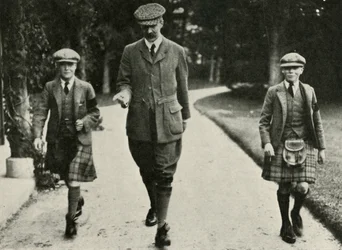 Kung George VI och ex-kungen Edward VIII med Mr. Hansel deras lärare, 1911, 1937.