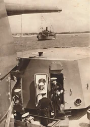 Kung George VI i pistoltornet i H.M.S Southampton, 1937