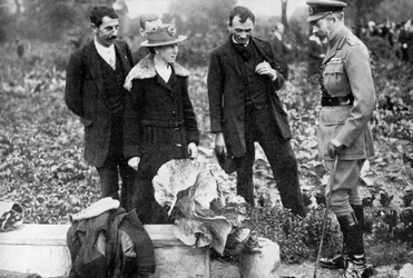 Kung George V beundrar kolonilotter på Clapham Common, London, c1910-c1920s 1936