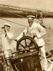 Kung George V vid ratten av sin yacht, Britannia, under Cowes Regatta-veckan, 1924, 1935.