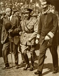 Kung George V deltar i en basebollmatch på Stamford Bridge, London, 1935.