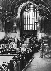 Kung George V liggande i staten i Westminster Hall, London, januari 1936
