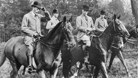 Kung George V rider i Windsor Great Park med sina söner, c1930-talet