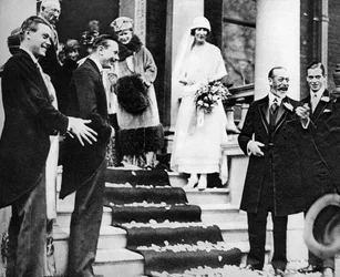 Kung George V vinkar lyckönskningar till prinsessan Maud när hon reser på sin smekmånad 1923