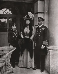 Kung George och drottning Mary med sin son prins Edward, maj 1910.