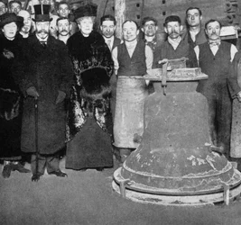 Kung George med segerklockan för Westminster Abbey, c1910-c1920s 1936