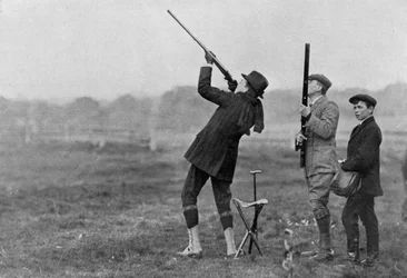 Kung Manuel II av Portugal skjuter i Windsor, Berkshire, 1909