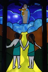 Kon Tum katedral. Fönster i målat glas. Adam och Eva, utvisning från paradiset. Kon Tum. Vietnam