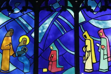 Kon Tum katedral. Fönster i målat glas. Tillbedjan av Magi. Kon Tum. Vietnam