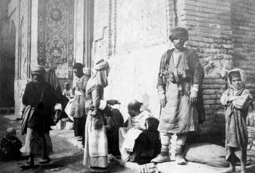 Kurdisk barberare, utanför Kazimain-moskén, Irak, 1917-1919