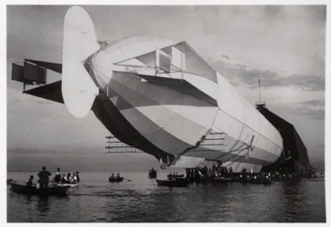 LZ 6 går in i en flytande hängare, Halle, Tyskland, c1909-1910 1933