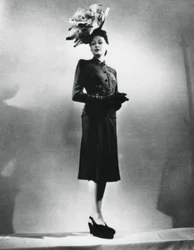 La femme chic, outfit av den franska modedesignern Jacques Fath, Paris, januari 1943