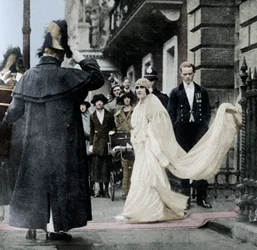 Lady Elizabeth Bowes-Lyon på väg att gifta sig i Westminster Abbey, 26 april 1923, 1937