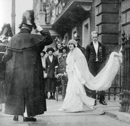 Lady Elizabeth Bowes-Lyon på väg att gifta sig i Westminster Abbey, 26 april 1923, 1937