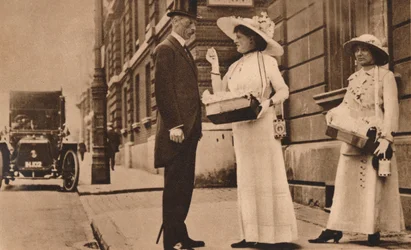 Lady Pilkington säljer rosor vid ettårsdagen av Alexandra Rose Day, 25 juni 1913 1935