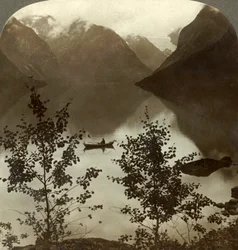 Sjön Loen - matad av glaciärer på dess molntäckta bergsstränder - Norge, c1905.